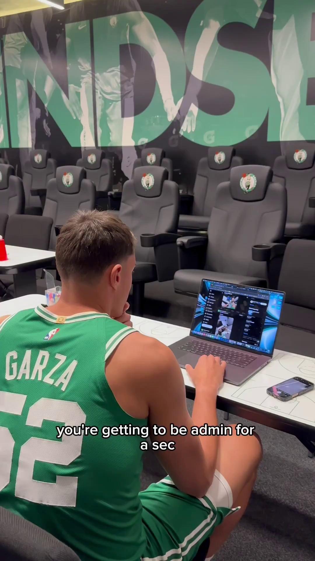 包含赛后俄克拉荷马雷霆备战NBA常规赛，更衣室发声细节曝光，震撼外界，球队文化再被提及的词条