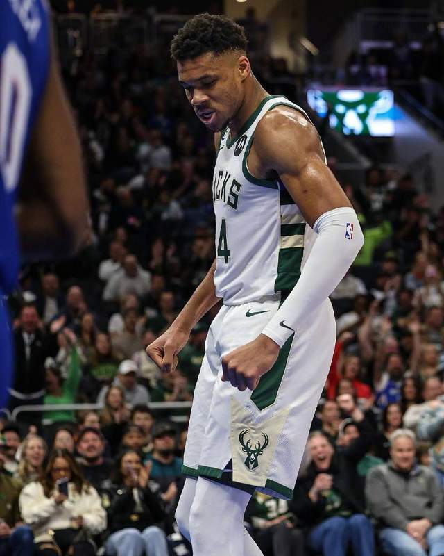 中超今晚再迎强敌，密尔沃基雄鹿强势反弹，主帅态度：气氛紧张，数据趋势出现新变化的简单介绍